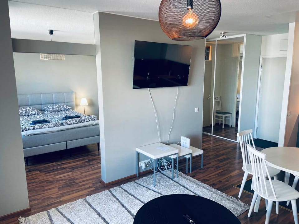 Bed, TV and multimedia, Photo of the whole room, Dining area