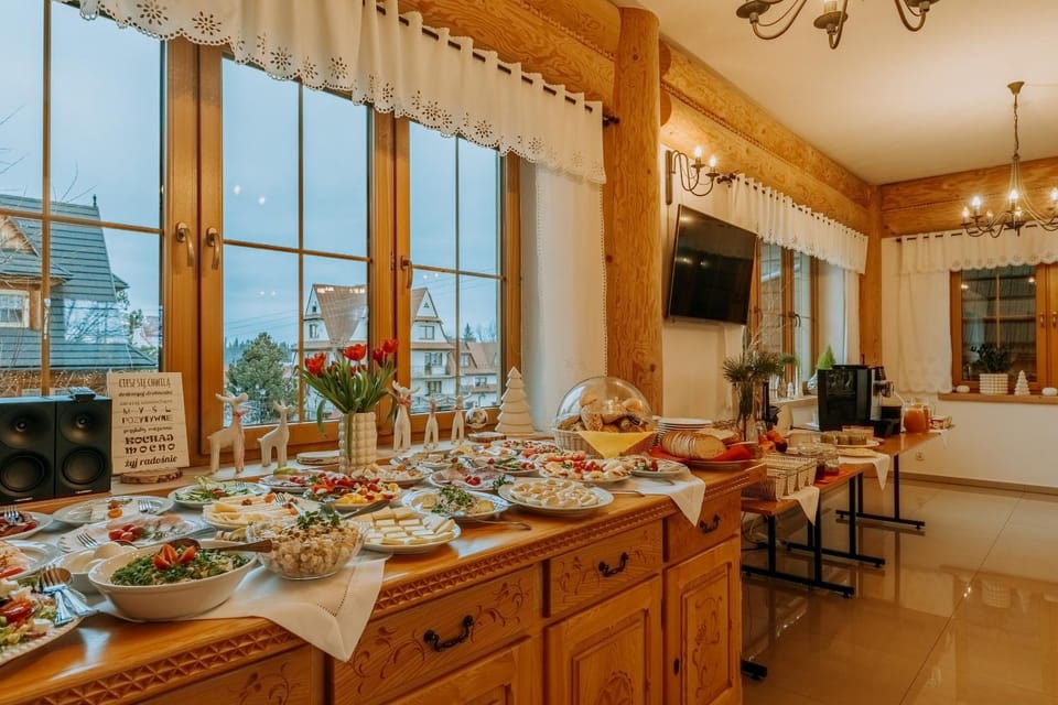 TV and multimedia, Food and drinks, Dining area, Food, Buffet breakfast, Lunch, Drinks