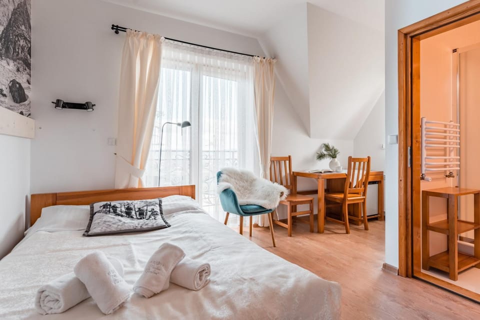 Bed, Photo of the whole room, Seating area, Bedroom, towels