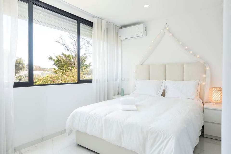 Bed, Photo of the whole room, Bedroom, air conditioner