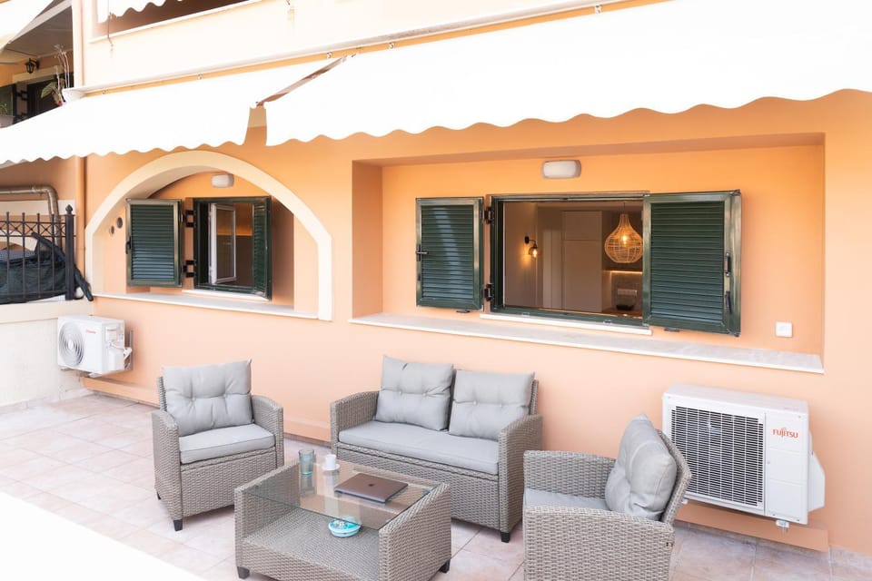 Patio, Day, Balcony/Terrace, Living room, Seating area