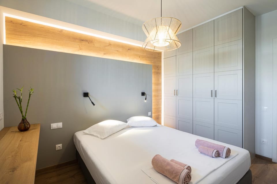 Bed, Bedroom, towels
