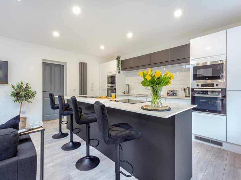 Kitchen or kitchenette, Living room, Seating area, Dining area, oven, pet friendly, stove