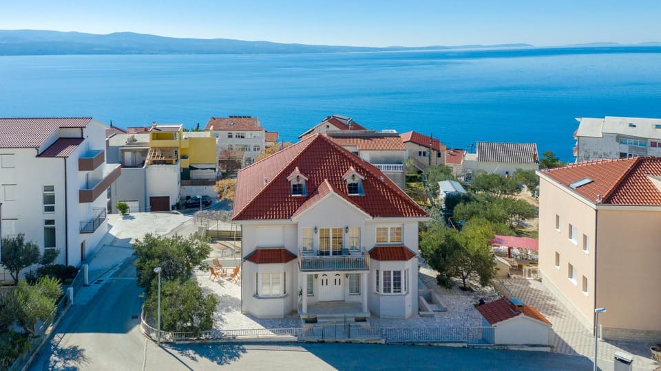 Property building, Sea view, Location