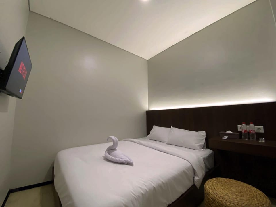 Bed, TV and multimedia, Bedroom
