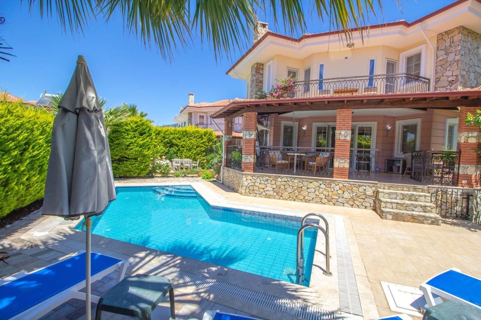Property building, Patio, Balcony/Terrace, Seating area, Swimming pool, Swimming pool, sunbed