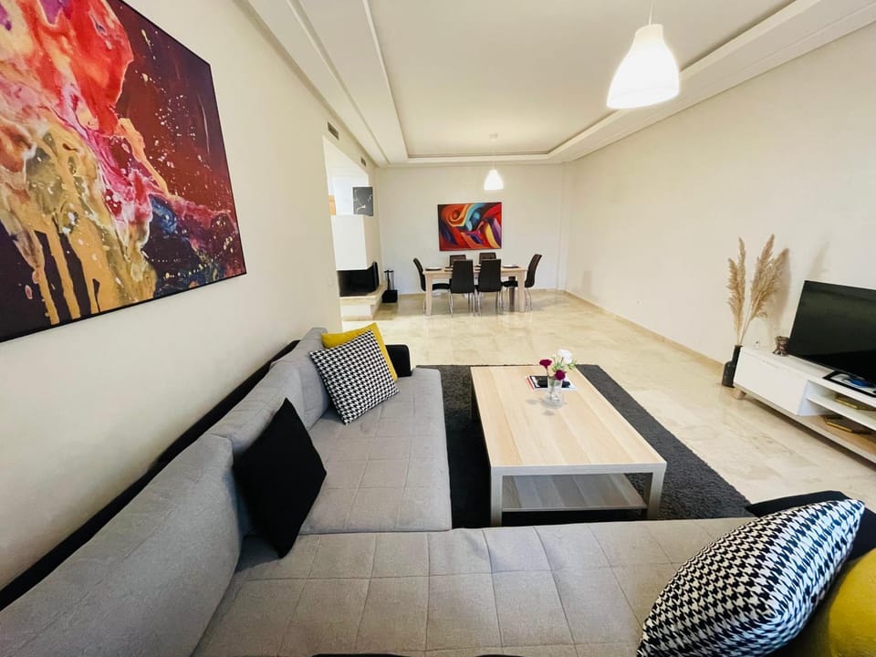Chic & cosy Flat Near Airport lockbox fast wifi Apartment in Casablanca-Settat