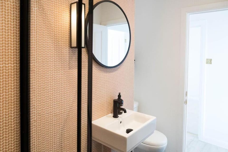 Boutique Central Margate Apt. - edge of Old Town! Apartment in Margate