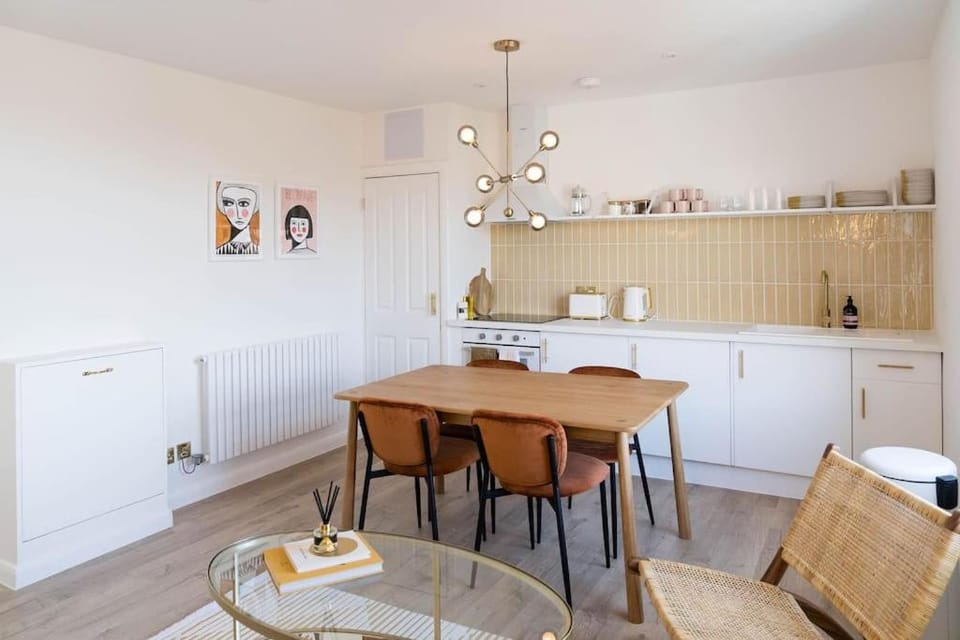 Boutique Central Margate Apt. - edge of Old Town! Apartment in Margate