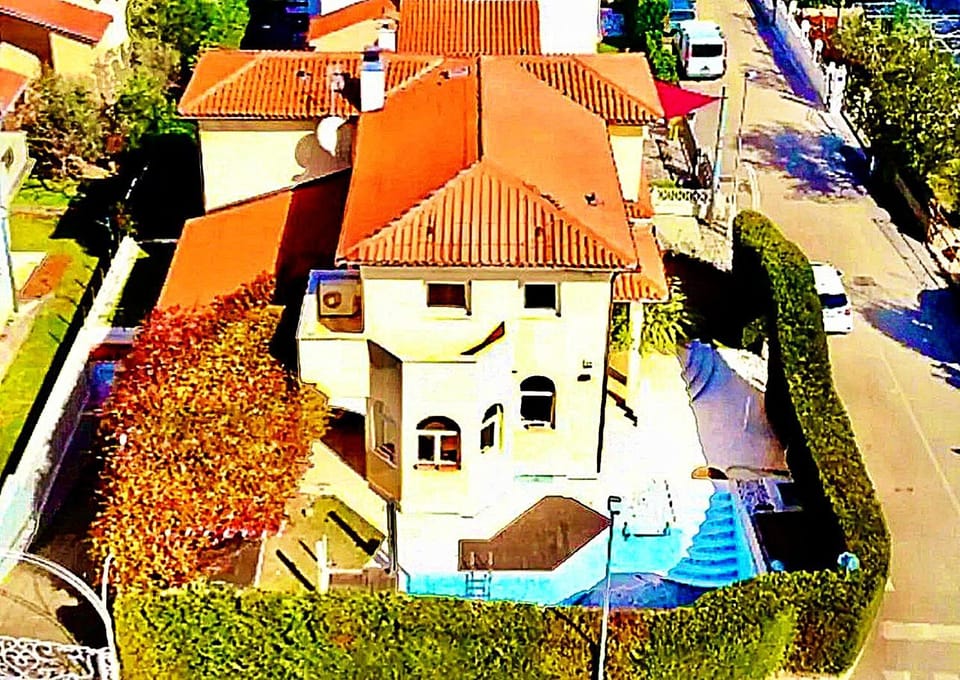 Property building, Bird's eye view, Pool view, Street view, Swimming pool