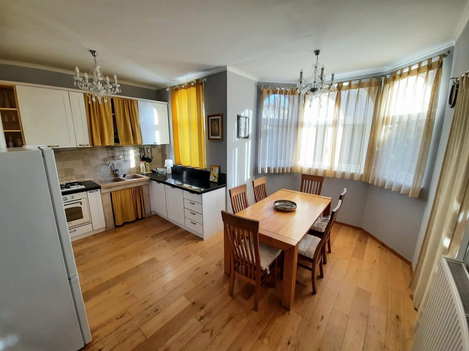 Dining area, kitchen