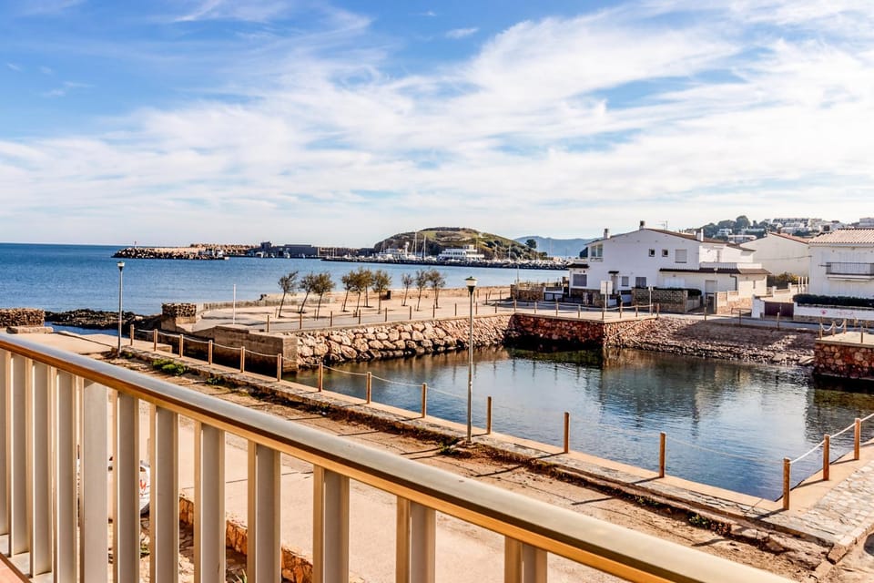 Sant Carles 23 - apartamento con vistas al mar Apartment in Alt Empordà