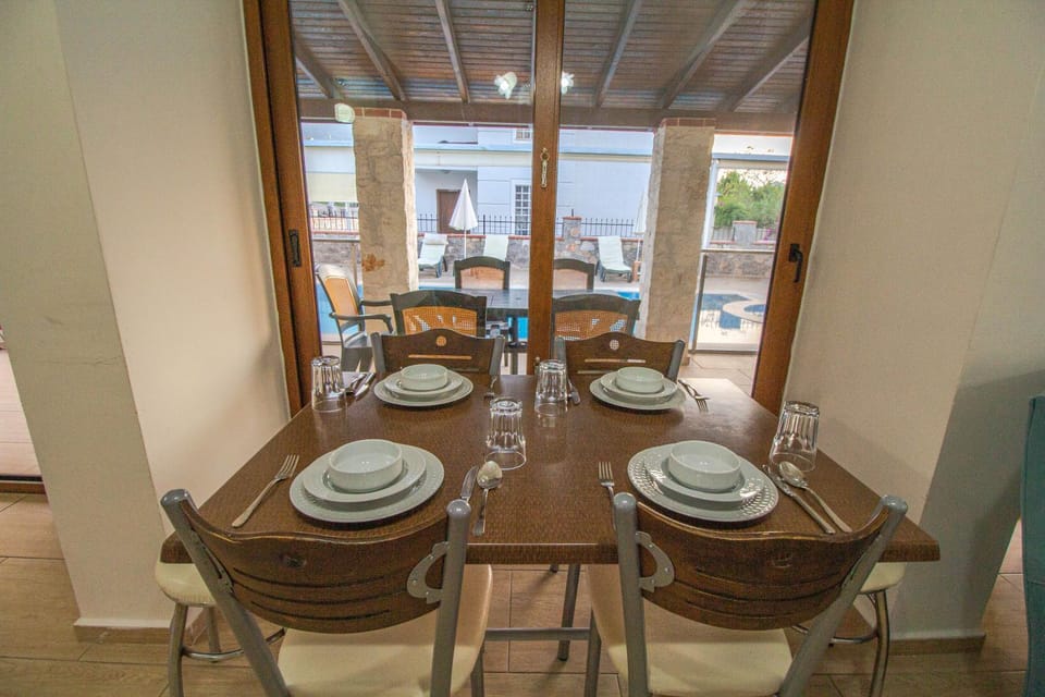 Garden, Dining area, Pool view