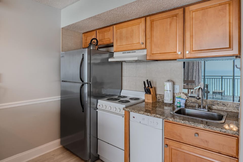 Oceanfront 1 bedroom King suite- Ocean Forest Plaza 1911 House in Myrtle Beach