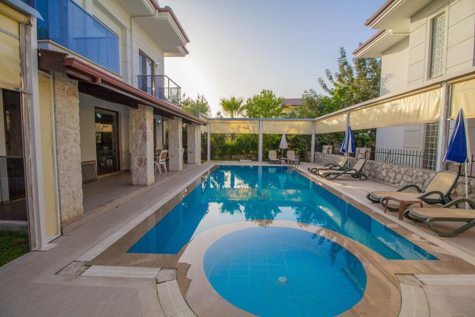 Patio, Swimming pool, sunbed