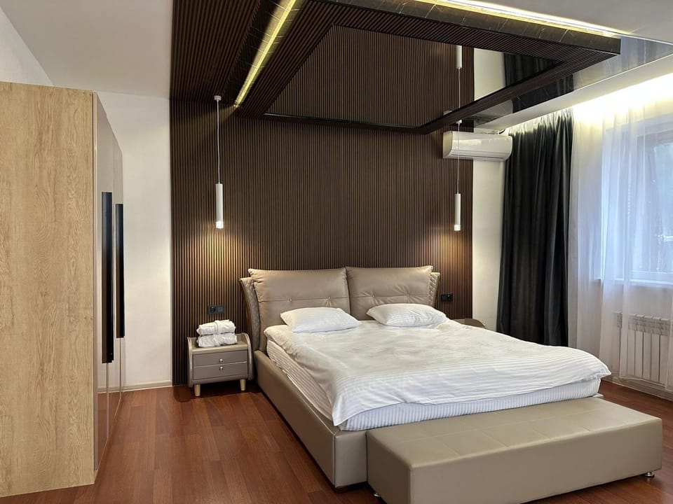 Bed, Photo of the whole room, towels, wardrobe