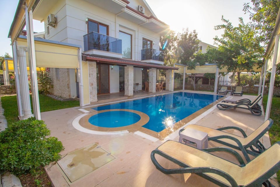 Patio, Garden, Garden, Dining area, Swimming pool, sunbed