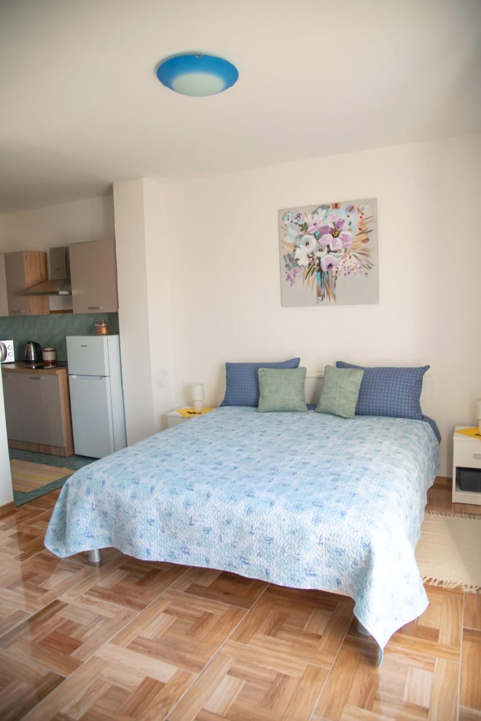 Bed, Kitchen or kitchenette, Living room, Photo of the whole room, Seating area, Bedroom
