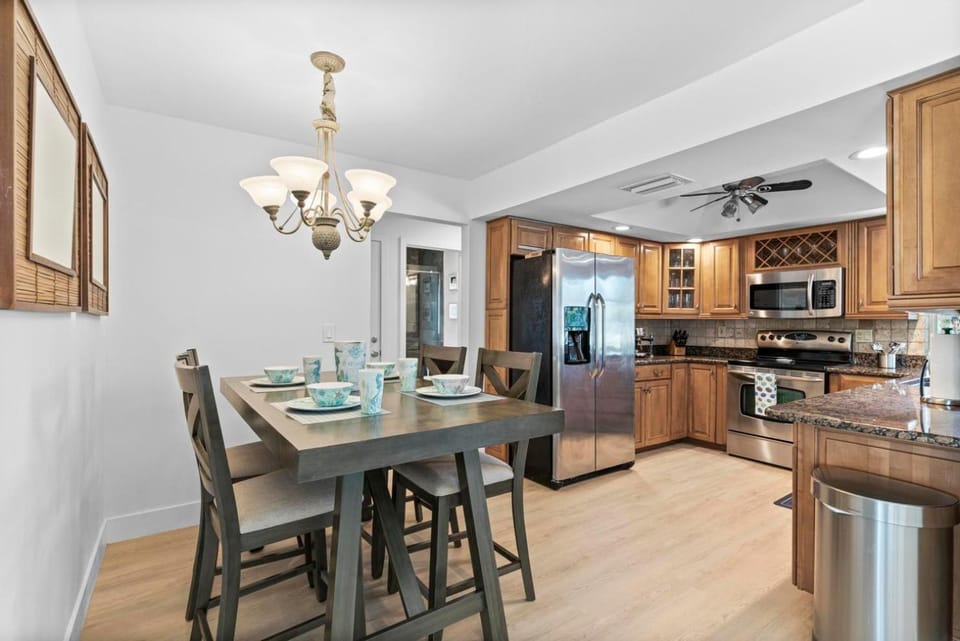 Kitchen or kitchenette, Dining area, dishwasher, minibar, pet friendly, stove, toaster