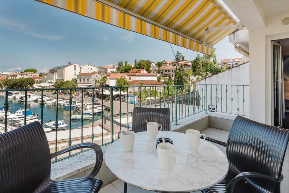 View (from property/room), Balcony/Terrace, Seating area, City view, Sea view