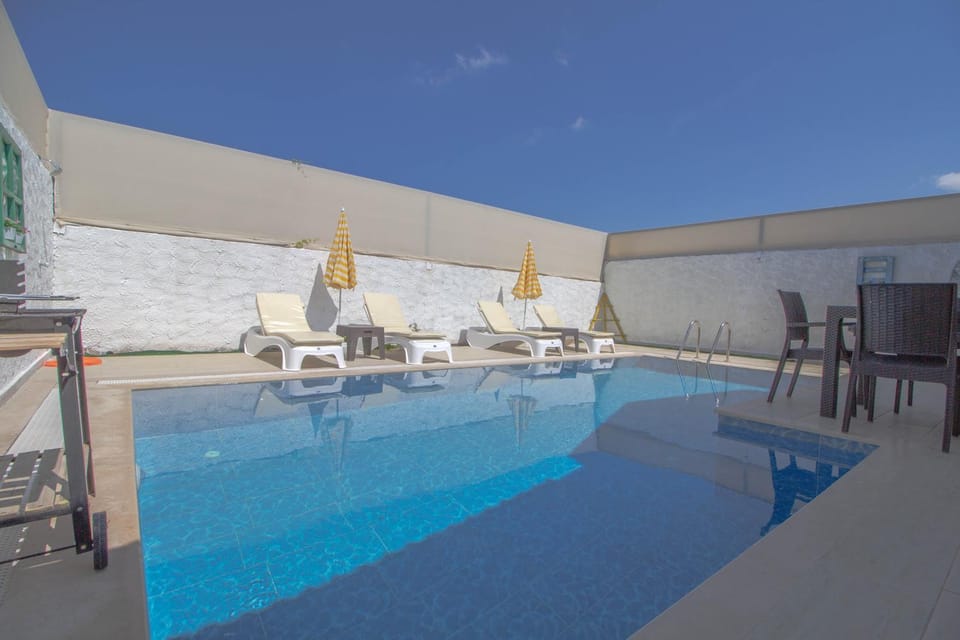 BBQ facilities, Dining area, Swimming pool, sunbed