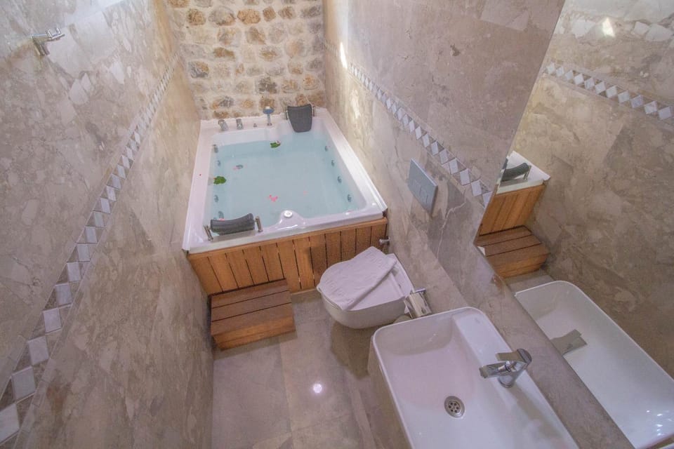 Toilet, Hot Tub, Hot Tub