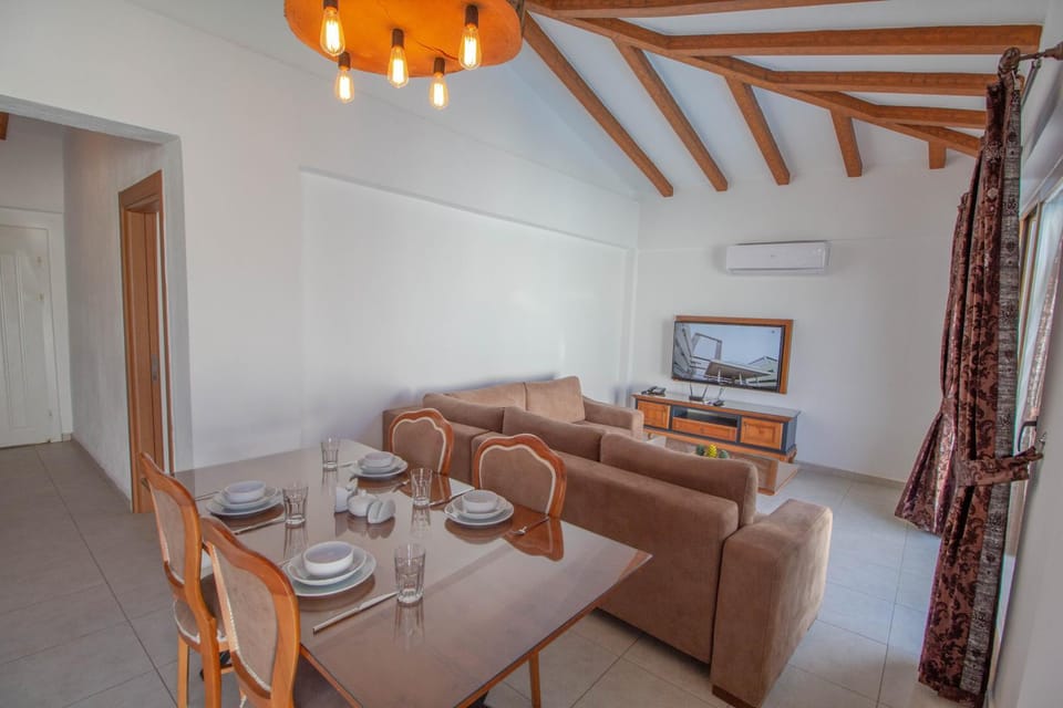 TV and multimedia, Seating area, Dining area