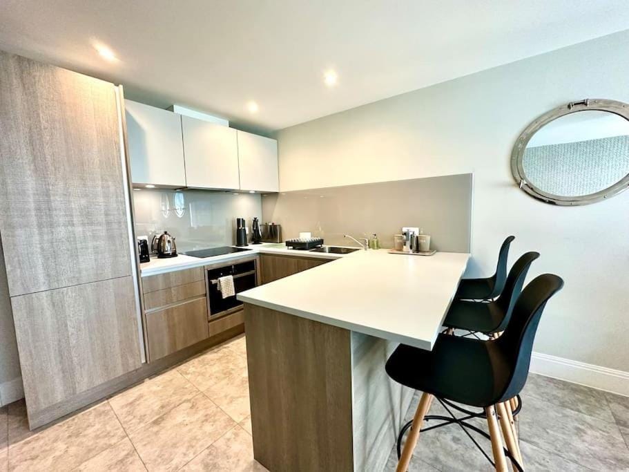 Stunning 2 bedroom Apartment inc Free Parking - 1 Minute walk to Poole Quay - Great Location - Free Parking - Fast WiFi - Smart TV - Newly decorated - sleeps up to 4 - Close to Poole & Bournemouth & Sandbanks Apartment in Poole