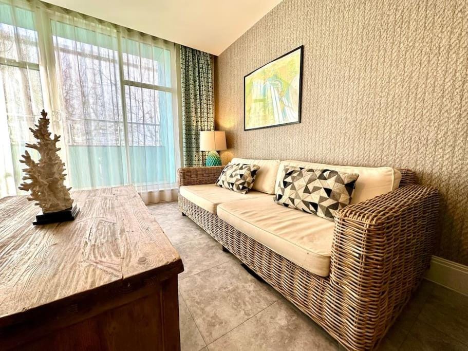 Stunning 2 bedroom Apartment inc Free Parking - 1 Minute walk to Poole Quay - Great Location - Free Parking - Fast WiFi - Smart TV - Newly decorated - sleeps up to 4 - Close to Poole & Bournemouth & Sandbanks Apartment in Poole