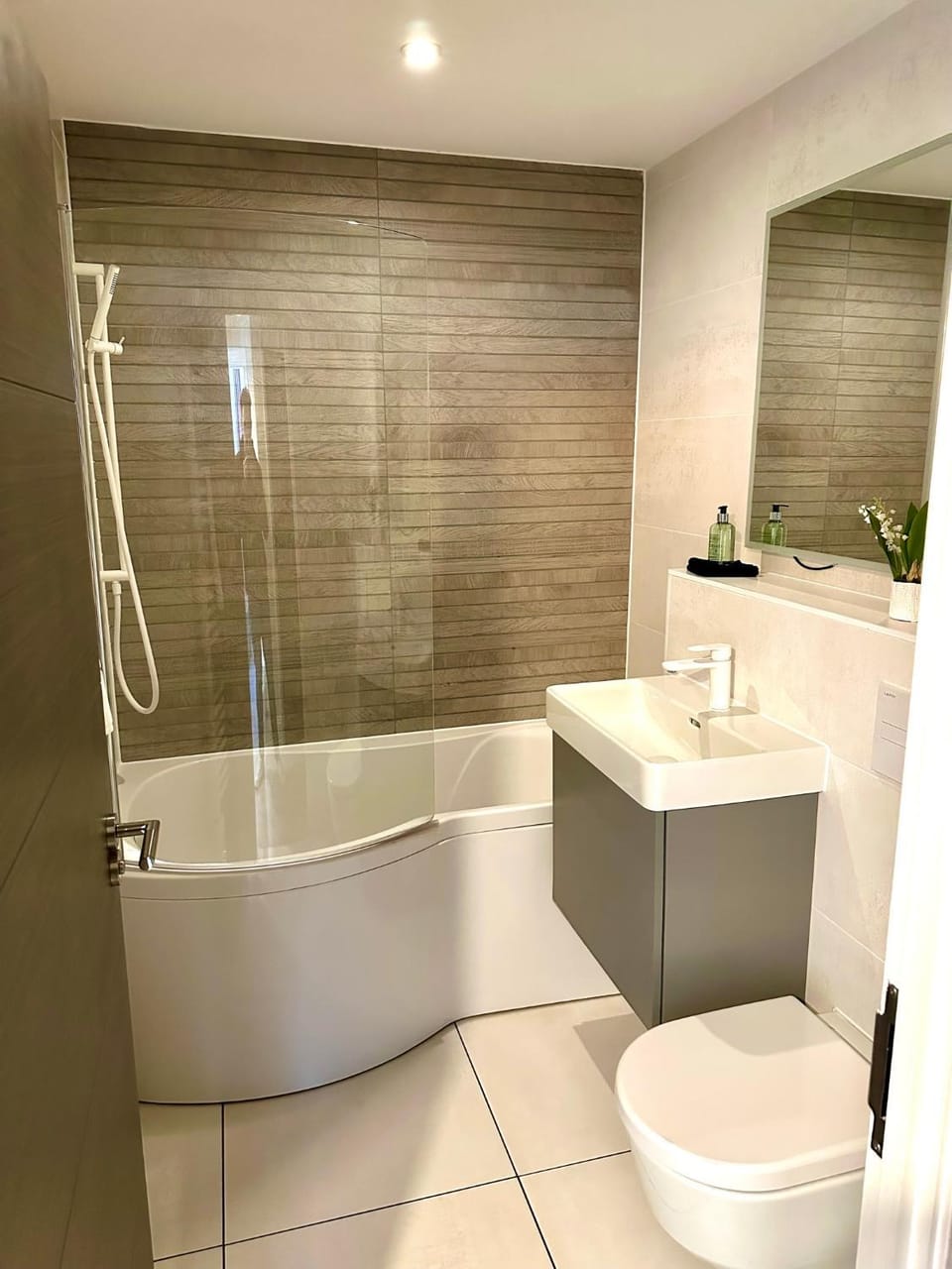 Stunning 2 bedroom Apartment inc Free Parking - 1 Minute walk to Poole Quay - Great Location - Free Parking - Fast WiFi - Smart TV - Newly decorated - sleeps up to 4 - Close to Poole & Bournemouth & Sandbanks Apartment in Poole