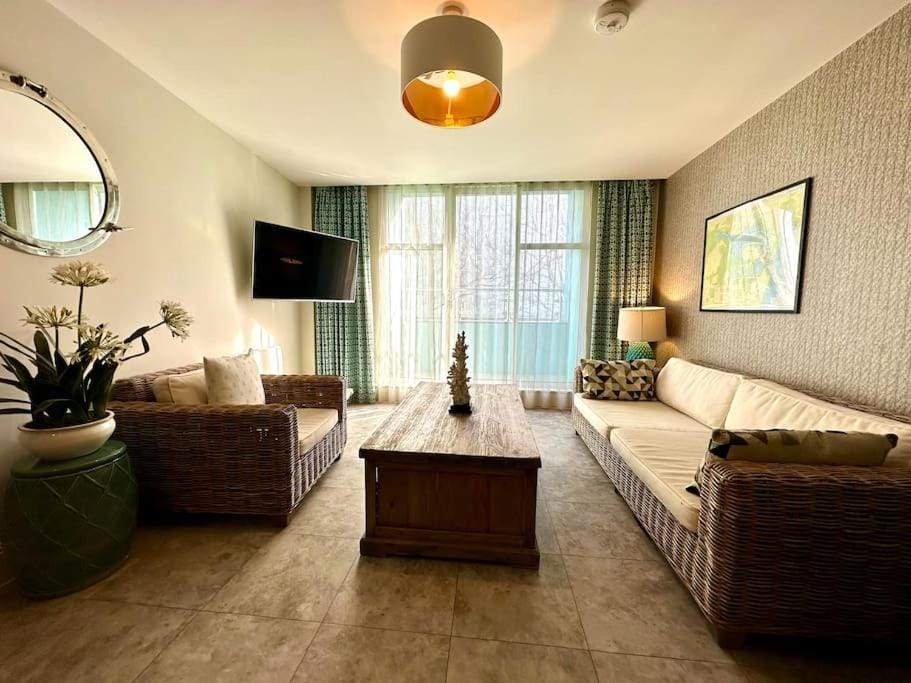 Stunning 2 bedroom Apartment inc Free Parking - 1 Minute walk to Poole Quay - Great Location - Free Parking - Fast WiFi - Smart TV - Newly decorated - sleeps up to 4 - Close to Poole & Bournemouth & Sandbanks Apartment in Poole