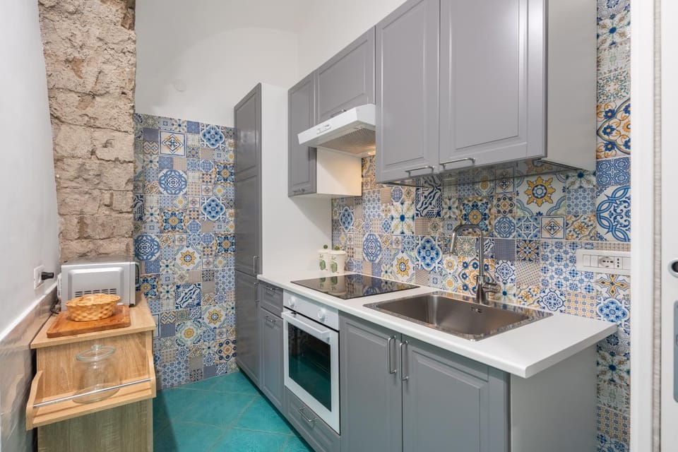 Kitchen or kitchenette, minibar, oven, stove