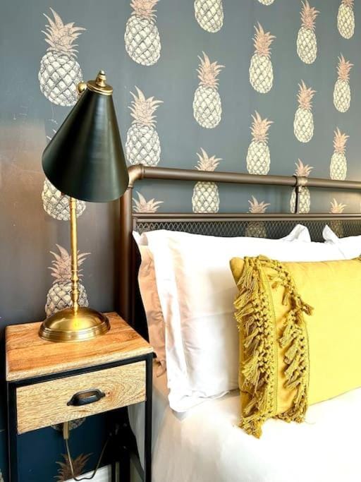 Designer Apartment inc Free Parking & FAST WiFi 1 Minute walk to Poole Quay - Great Location - Free Parking - Fast WiFi - Smart TV - Newly decorated - sleeps up to 2! Close to Poole & Bournemouth & Sandbanks Apartment in Poole