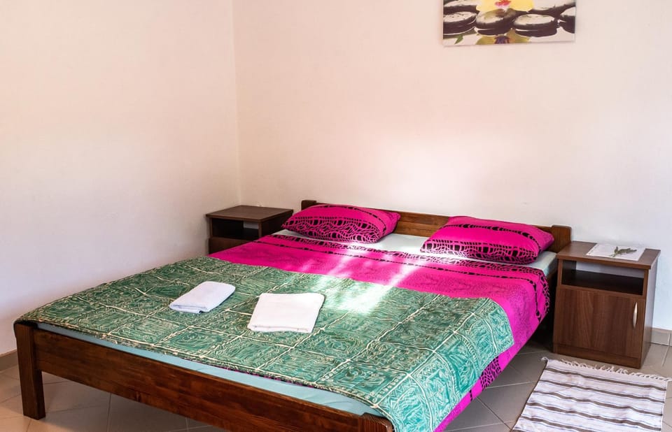 Bed, Bedroom, towels
