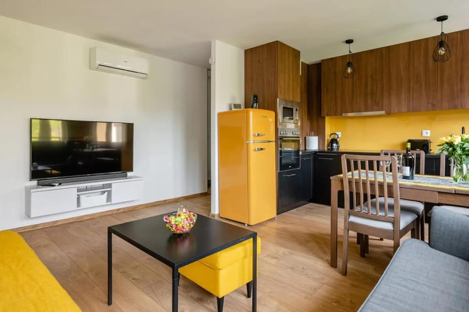 Communal lounge/ TV room, TV and multimedia, Kitchen or kitchenette, Living room, Seating area, Dining area, Evening entertainment, minibar, pet friendly, stove