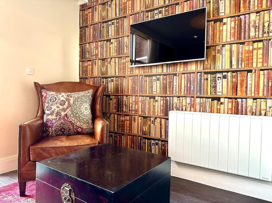 Super Trendy Apartment - Free Parking & Fast WiFi - 1 Minute walk to Poole Quay - Great Location - Free Parking - Fast WiFi - Smart TV - Newly decorated - sleeps up to 2! Close to Poole & Bournemouth & Sandbanks Apartment in Poole