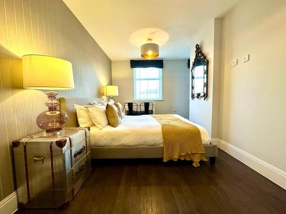 Super Trendy Apartment - Free Parking & Fast WiFi - 1 Minute walk to Poole Quay - Great Location - Free Parking - Fast WiFi - Smart TV - Newly decorated - sleeps up to 2! Close to Poole & Bournemouth & Sandbanks Apartment in Poole