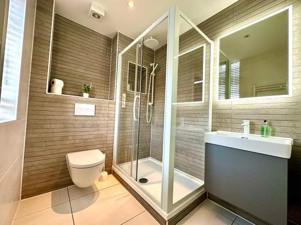 Super Trendy Apartment - Free Parking & Fast WiFi - 1 Minute walk to Poole Quay - Great Location - Free Parking - Fast WiFi - Smart TV - Newly decorated - sleeps up to 2! Close to Poole & Bournemouth & Sandbanks Apartment in Poole
