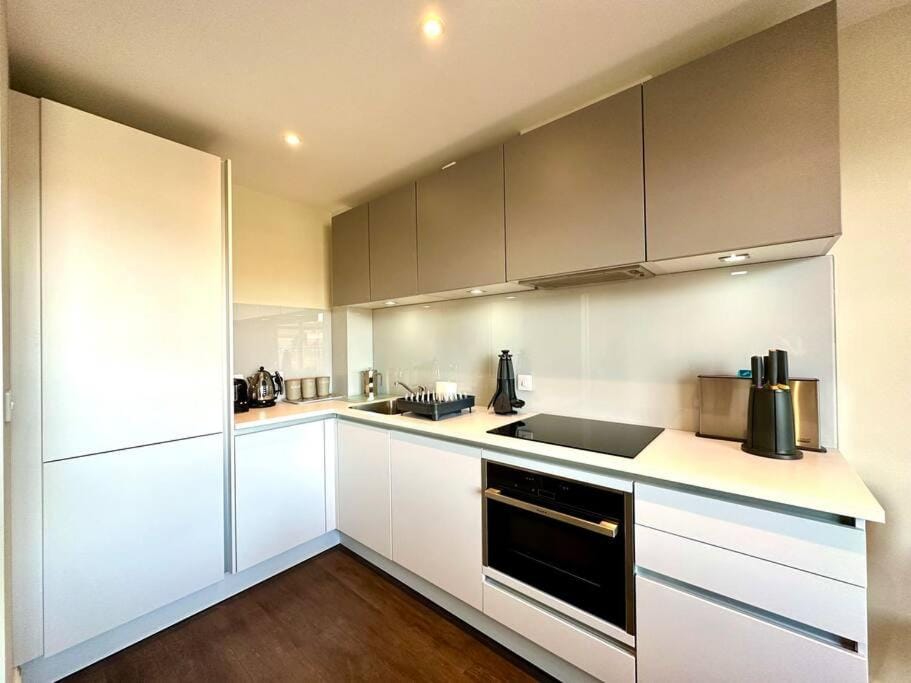 Super Trendy Apartment - Free Parking & Fast WiFi - 1 Minute walk to Poole Quay - Great Location - Free Parking - Fast WiFi - Smart TV - Newly decorated - sleeps up to 2! Close to Poole & Bournemouth & Sandbanks Apartment in Poole