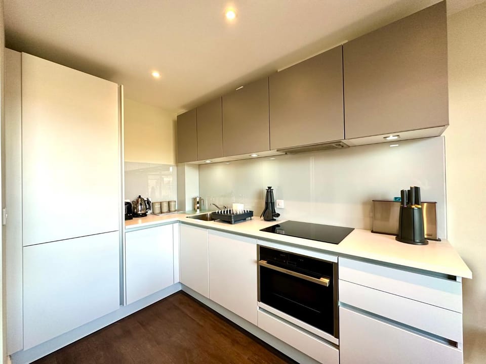 Super Trendy Apartment - Free Parking & Fast WiFi - 1 Minute walk to Poole Quay - Great Location - Free Parking - Fast WiFi - Smart TV - Newly decorated - sleeps up to 2! Close to Poole & Bournemouth & Sandbanks Apartment in Poole