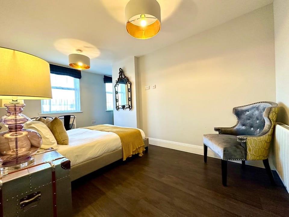 Super Trendy Apartment - Free Parking & Fast WiFi - 1 Minute walk to Poole Quay - Great Location - Free Parking - Fast WiFi - Smart TV - Newly decorated - sleeps up to 2! Close to Poole & Bournemouth & Sandbanks Apartment in Poole