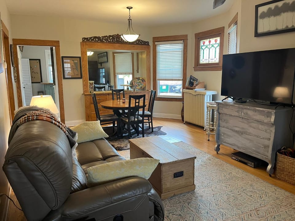 TV and multimedia, Living room, Photo of the whole room, Seating area, Dining area