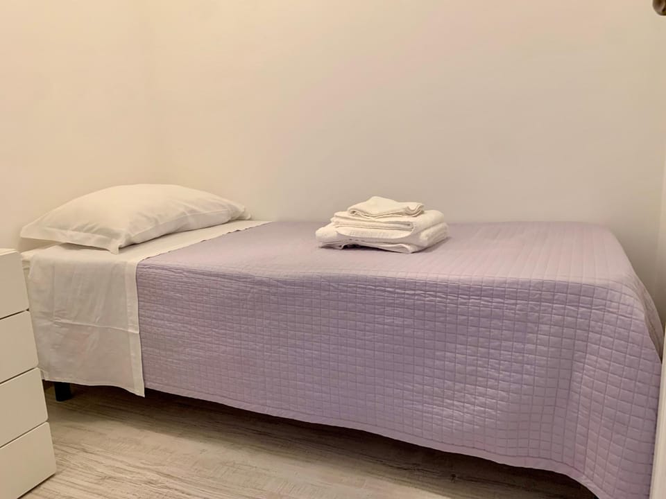 Photo of the whole room, Bedroom, towels
