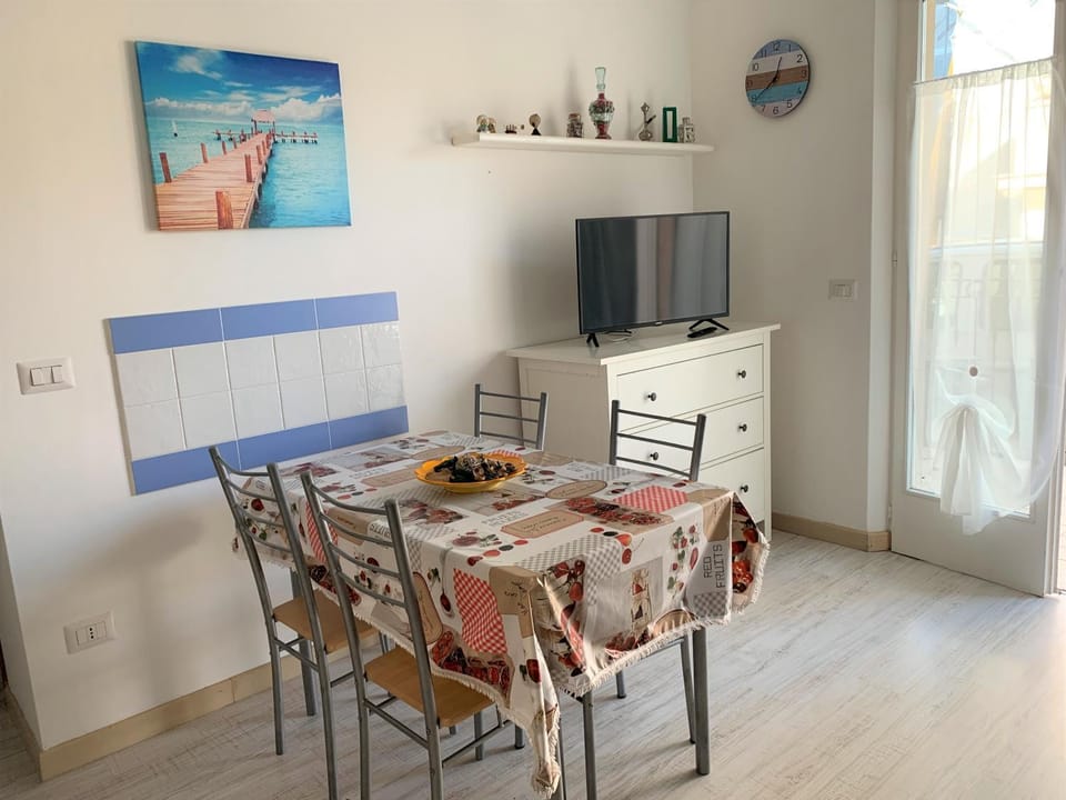 TV and multimedia, Living room, Dining area