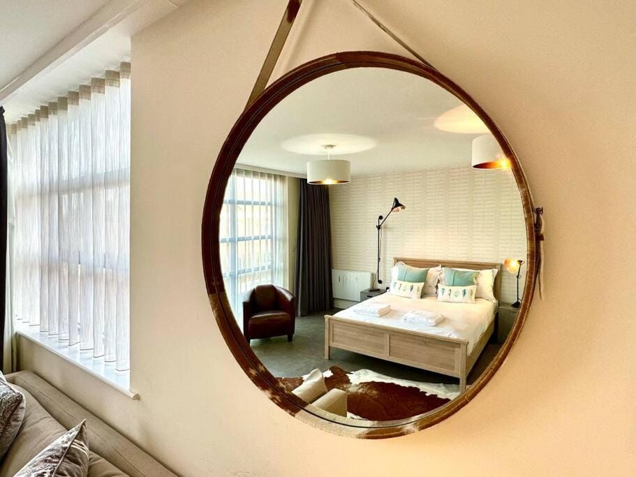 Beautiful Couples Retreat - FREE Parking & WiFi - 1 Minute walk to Poole Quay - Great Location - Free Parking - Fast WiFi - Smart TV - Newly decorated - sleeps up to 2! Close to Poole & Bournemouth & Sandbanks Apartment in Poole