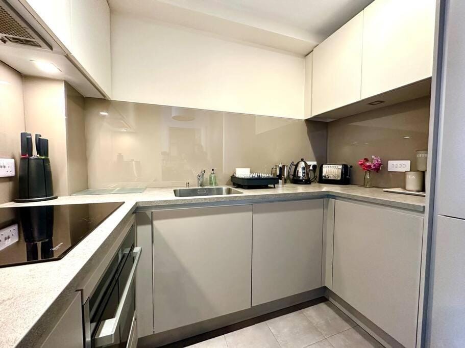 Beautiful Couples Retreat - FREE Parking & WiFi - 1 Minute walk to Poole Quay - Great Location - Free Parking - Fast WiFi - Smart TV - Newly decorated - sleeps up to 2! Close to Poole & Bournemouth & Sandbanks Apartment in Poole