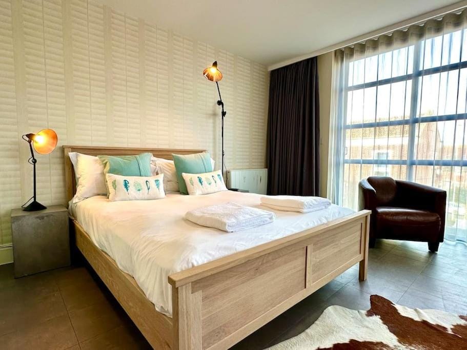 Beautiful Couples Retreat - FREE Parking & WiFi - 1 Minute walk to Poole Quay - Great Location - Free Parking - Fast WiFi - Smart TV - Newly decorated - sleeps up to 2! Close to Poole & Bournemouth & Sandbanks Apartment in Poole