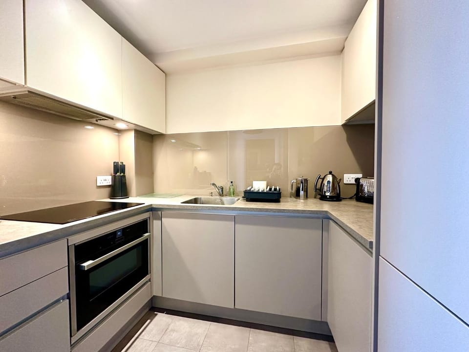 Beautiful Couples Retreat - FREE Parking & WiFi - 1 Minute walk to Poole Quay - Great Location - Free Parking - Fast WiFi - Smart TV - Newly decorated - sleeps up to 2! Close to Poole & Bournemouth & Sandbanks Apartment in Poole