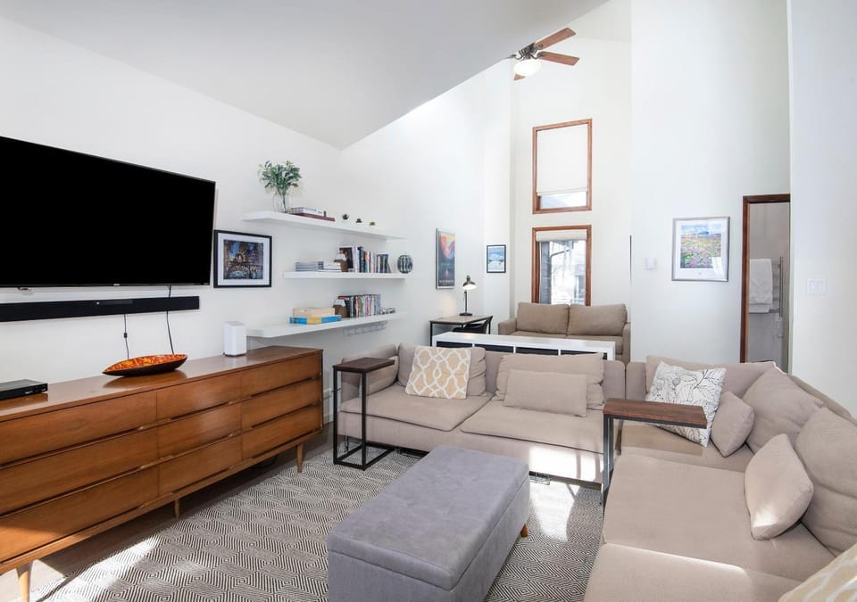 233 Larkspur Duplex - Unit B House in Eagle County