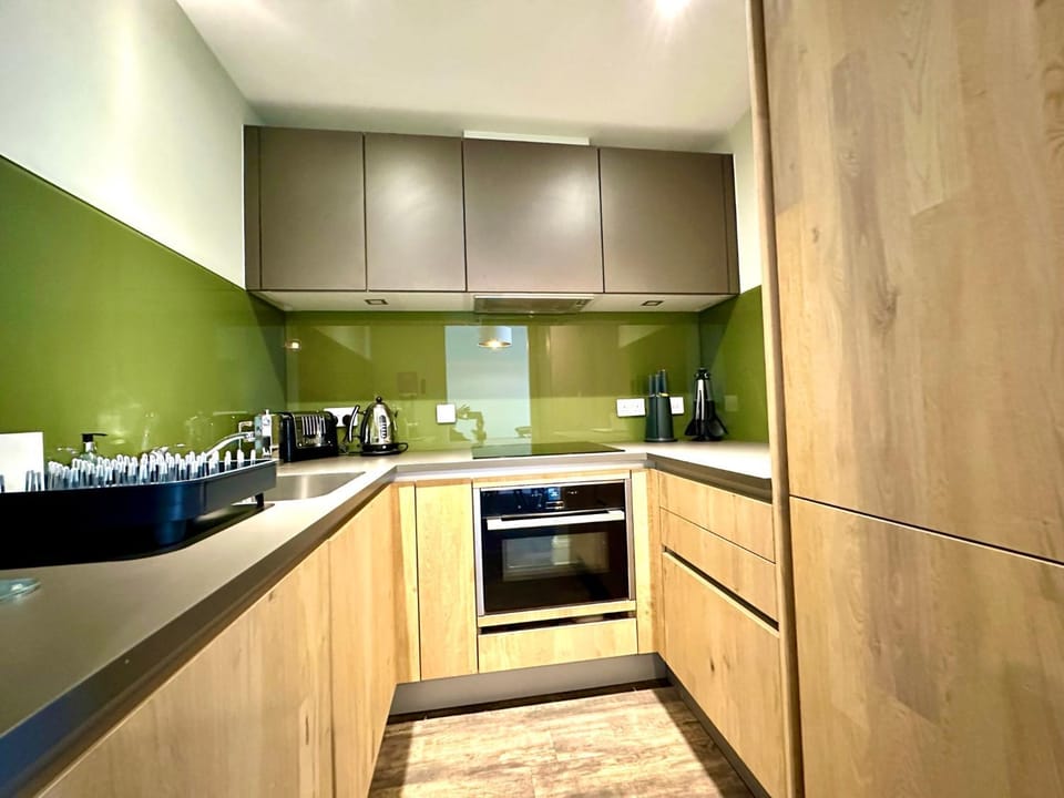 Chic Modern Apartment Suite - Free Parking & WiFi! - 1 Minute walk to Poole Quay - Great Location - Free Parking - Fast WiFi - Smart TV - Newly decorated - sleeps up to 2! Close to Poole & Bournemouth & Sandbanks Apartment in Poole